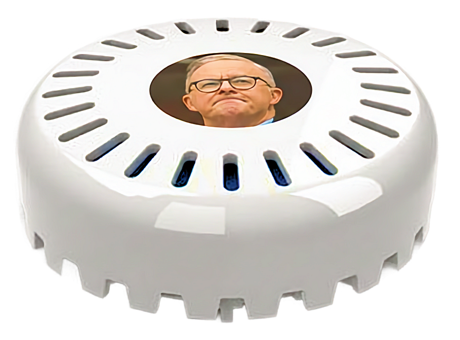 🪰 Fly Target Waterless Urinals That Cut Splash in Public Toilets